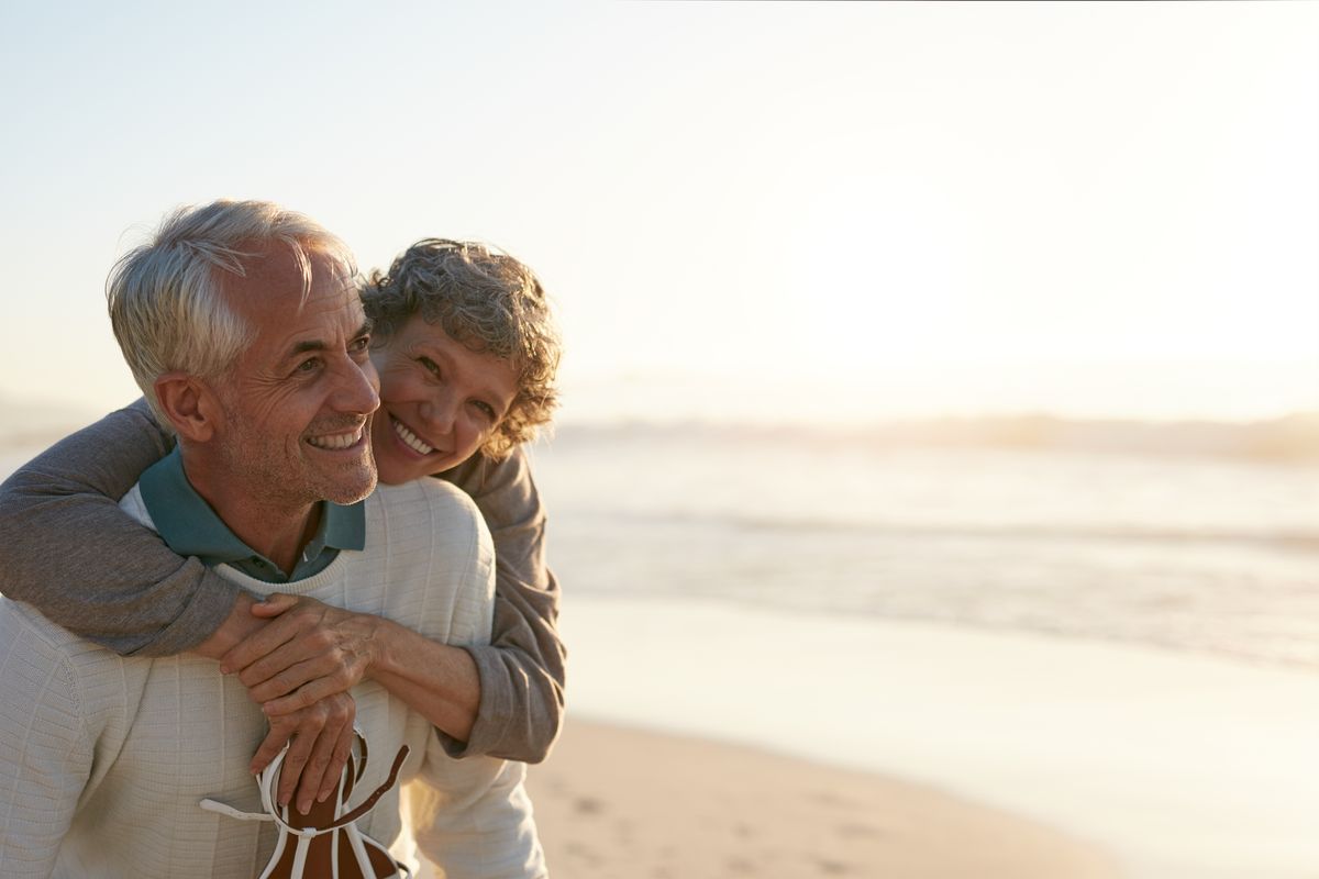 Een stel geniet samen van de avond op het strand